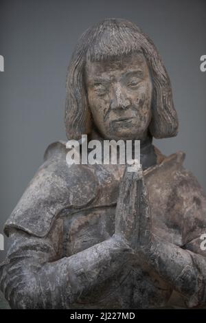 15.. Jahrhundert, Gebetsritter, aus Frankreich. Der Eröffnungmorgen des Burrell Collection Museums, in dem die Sammlung des Schifffahrtsmagnaten Sir William Burrell untergebracht ist, nachdem es für eine 6-jährige Renovierung und Modernisierung für 68million £geschlossen wurde und von John McAslan + Partners im Pollok Park, in Glasgow, Schottland, am 29. März 2022 durchgeführt wurde. Stockfoto