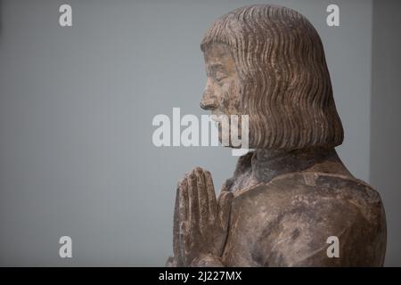 15.. Jahrhundert, Gebetsritter, aus Frankreich. Der Eröffnungmorgen des Burrell Collection Museums, in dem die Sammlung des Schifffahrtsmagnaten Sir William Burrell untergebracht ist, nachdem es für eine 6-jährige Renovierung und Modernisierung für 68million £geschlossen wurde und von John McAslan + Partners im Pollok Park, in Glasgow, Schottland, am 29. März 2022 durchgeführt wurde. Stockfoto