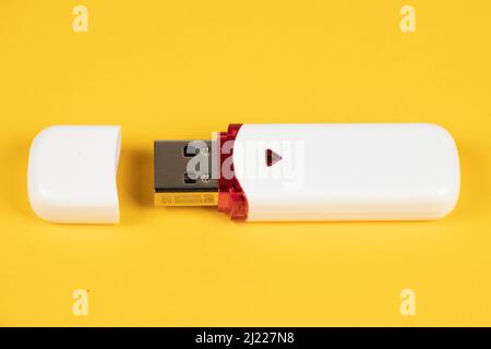 USB-Flash-Laufwerk auf gelbem Hintergrund. Stockfoto