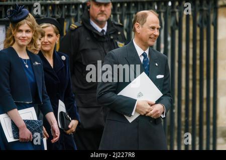 Westminster Abbey, London, Großbritannien. 29.. März 2022.S.H. Prinz Edward, Earl of Wessex, und seine Frau Sophie, Gräfin von Wessex und ihre Tochter Lady Louise, verlassen nach dem Erntedankfest das Kloster Westminster Abbey für das Leben von S.H. Prinz Philip, Herzog von Edinburgh, der letztes Jahr im Schloss Windsor starb. Amanda Rose/Alamy Live News Stockfoto