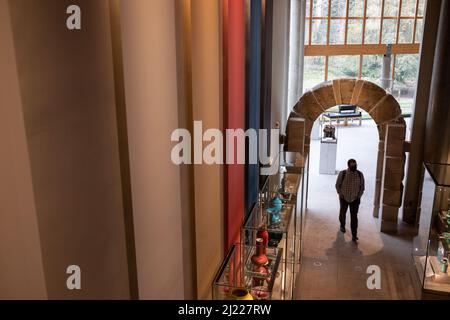 Glasgow, Schottland, 29. März 2022. Der Eröffnungmorgen des Burrell Collection Museums, in dem die Sammlung des Schifffahrtsmagnaten Sir William Burrell untergebracht ist, nachdem es für eine 6-jährige Renovierung und Modernisierung für 68million £geschlossen wurde und von John McAslan + Partners im Pollok Park, in Glasgow, Schottland, am 29. März 2022 durchgeführt wurde. Stockfoto