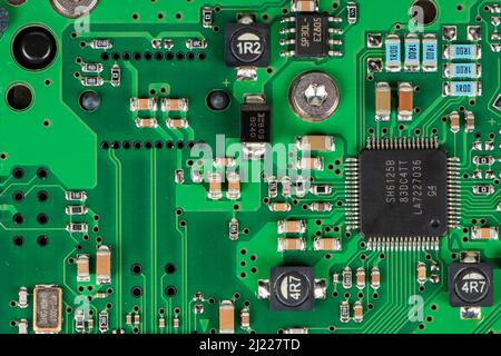 Elektronik. Auf der Rückseite einer herkömmlichen Festplatte finden Sie Details zur Makrokleinerung, Chips, Widerständen, Kondensatoren und anderen Mikroelektronik-Leiterplatten. Stockfoto
