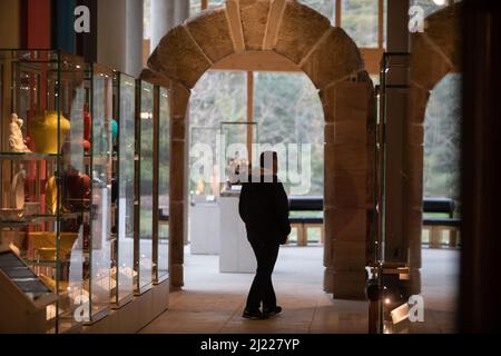 Glasgow, Schottland, 29. März 2022. Der Eröffnungmorgen des Burrell Collection Museums, in dem die Sammlung des Schifffahrtsmagnaten Sir William Burrell untergebracht ist, nachdem es für eine 6-jährige Renovierung und Modernisierung für 68million £geschlossen wurde und von John McAslan + Partners im Pollok Park, in Glasgow, Schottland, am 29. März 2022 durchgeführt wurde. Stockfoto