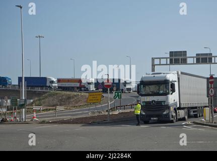 LKW stecken aufgrund der Brexit-Vorschriften in Staus und P&O-Fähren, die aufgrund des Arbeitskampfes nach der Abstimmung von Hunderten von Mitarbeitern stillstehen Stockfoto