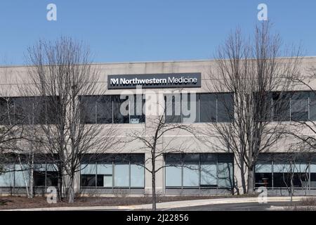 Warrenville - ca. März 2022: Klinik für Northwestern Medicine. Northwestern Medicine ist ein gemeinnütziges Gesundheitssystem, das mit der Northwestern Uni verbunden ist Stockfoto