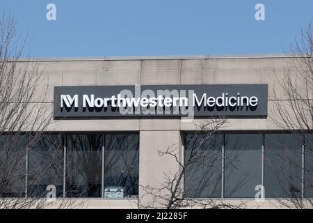 Warrenville - ca. März 2022: Klinik für Northwestern Medicine. Northwestern Medicine ist ein gemeinnütziges Gesundheitssystem, das mit der Northwestern Uni verbunden ist Stockfoto