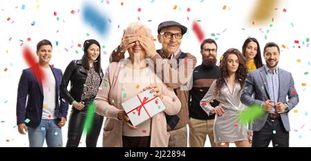 Familientreffen für eine Überraschungsgeburtstag für eine ältere Frau isoliert auf weißem Hintergrund Stockfoto