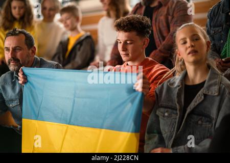 Ukrainische Fans unterstützen die Nationalmannschaft im Live-Spiel im Stadion. Stockfoto