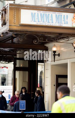 Nach Inkrafttreten der Lockerung der Covid-19-Plan-B-Regeln stehen vor dem Londoner Novello Theatre Menschen Schlange. Stockfoto