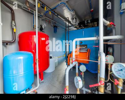 Moderner Industriegaskessel-Raum, ausgestattet für den Heizprozess. Heizung von Gaskesseln, Rohrleitungen, Ventilen. Stockfoto