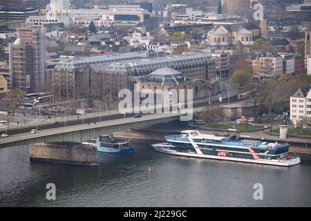 Köln, Deutschland. 29. März 2022. Blick auf die Stadt Köln vom Ostufer des Rheins, Panorama, mit der Deutzer Brücke, Rhein, Passagierschiff, Maritim Hotel, März 29., 2022. â Credit: dpa/Alamy Live News Stockfoto