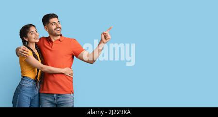 Dieses Angebot Prüfen. Glückliches Nahöstliches Paar, Das Umarmt Und Beiseite Zeigt Stockfoto