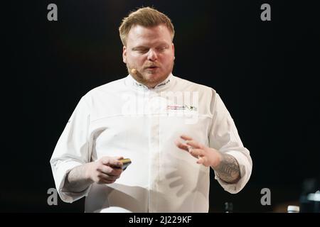 Madrid, Spanien. 29. März 2022. Küchenchef Rasmus Munk vom Restaurant Alchemist (Copenhague) spricht während des Madrider Fusión, einem gastronomischen Gipfel, der von diesem Montag bis zum 30.. März auf dem IFEMA-Messegelände in Madrid stattfinden wird. Drei Tage lang treffen sich einige der besten Köche der Welt. Kredit: SOPA Images Limited/Alamy Live Nachrichten Stockfoto