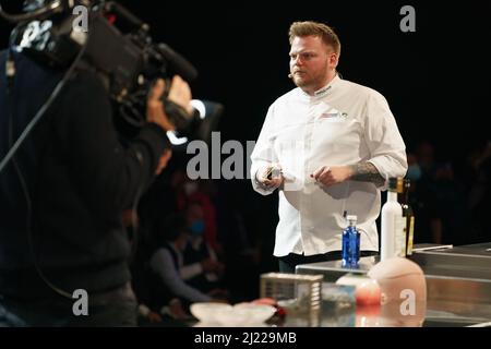 Madrid, Spanien. 29. März 2022. Küchenchef Rasmus Munk vom Restaurant Alchemist (Copenhague) spricht während des Madrider Fusión, einem gastronomischen Gipfel, der von diesem Montag bis zum 30.. März auf dem IFEMA-Messegelände in Madrid stattfinden wird. Drei Tage lang treffen sich einige der besten Köche der Welt. Kredit: SOPA Images Limited/Alamy Live Nachrichten Stockfoto