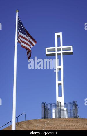 Eine vertikale Aufnahme der Flagge des Mt. Soledad National Veterans Memorial in San Diego, Kalifornien Stockfoto