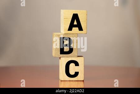 a, b, C - erste Buchstaben des Alphabets in Vintage Holz Buchdruck Typ Blöcken, befleckt durch Farbe Tinte auf weißem isoliert Stockfoto