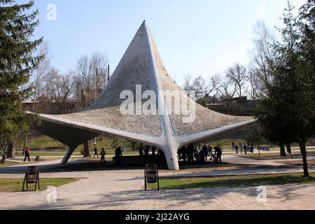 CHARKOW, UKRAINE - 23. APRIL 2011: Es ist ein Pavillon einer gut ausgestatteten Mineralquelle in Sarschin Yar, die sehr beliebt bei den Bewohnern der ist Stockfoto