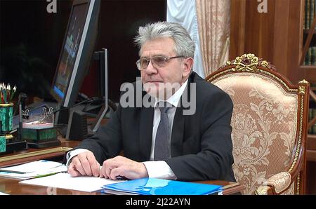 Moskau, Russland. 28. März 2022. Der Präsident der Russischen Akademie der Wissenschaften Alexander Sergejew bei einem persönlichen Treffen mit dem russischen Präsidenten Wladimir Putin am 28. März 2022 im Kreml in Moskau, Russland. Quelle: Mikhail Klimentyev/Kremlin Pool/Alamy Live News Stockfoto