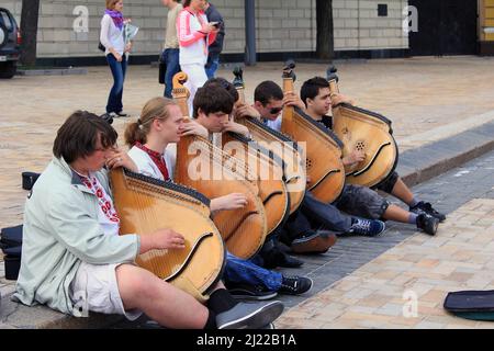 KIEW, UKRAINE - 2. MAI 2011: Nicht identifizierte Straßenmusiker spielen auf ukrainischen Volksinstrumenten auf der Stadtstraße. Stockfoto