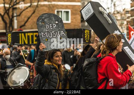 Barcelona, Spanien. 29. März 2022. Streikende katalanische Lehrer protestieren mit ihren Plakaten gegen Budgetkürzungen und den Einsatz von 25 % des Spanischen im öffentlichen Bildungssystem. Quelle: Matthias Oesterle/Alamy Live News Stockfoto