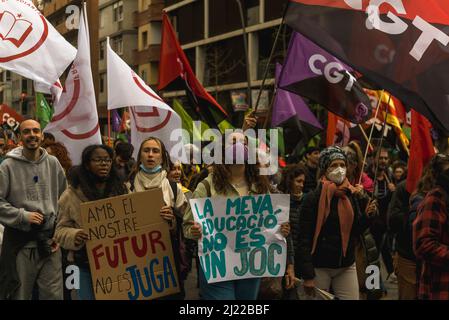 Barcelona, Spanien. 29. März 2022. Streikende katalanische Lehrer protestieren mit ihren Plakaten gegen Budgetkürzungen und den Einsatz von 25 % des Spanischen im öffentlichen Bildungssystem. Quelle: Matthias Oesterle/Alamy Live News Stockfoto