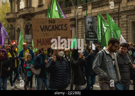 Barcelona, Spanien. 29. März 2022. Streikende katalanische Lehrer protestieren mit ihren Plakaten gegen Budgetkürzungen und den Einsatz von 25 % des Spanischen im öffentlichen Bildungssystem. Quelle: Matthias Oesterle/Alamy Live News Stockfoto