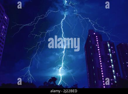 Pop Art Surrealer Stil des unglaublichen Blitzes schlägt in kobaltblauem urbanem Nachthimmel Stockfoto