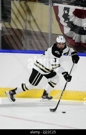 27. März 2022: Verteidiger von Western Michigan Michael Joyaux (3) im Spiel während der NCAA Division 1 NCAA Men's Division I Ice Hockey Championship, Worcester Regional, Spiel zwischen Western Michigan und Minnesota, im DCU Center in Worcester, MA statt. Minnesota besiegt Western Michigan 3-0 und rückt zum NCAA Frozen Four Turnier vor. Eric Canha/Cal Sport Media. Während der NCAA Division 1 NCAA Men's Division I Ice Hockey Championship, Worcester Regional, Spiel zwischen Western Michigan und Minnesota, im DCU Center in Worcester, MA statt. Eric Canha/Cal Sport Media. Stockfoto