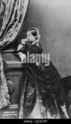 Queen Victoria in einem frühen Porträtfoto vom 1862 des Fotografen John Jabez Edwin Mayall. Victoria war vom 20. Juni 1837 bis zu ihrem Tod im Jahr 1901 Königin des Vereinigten Königreichs von Großbritannien und Irland Stockfoto