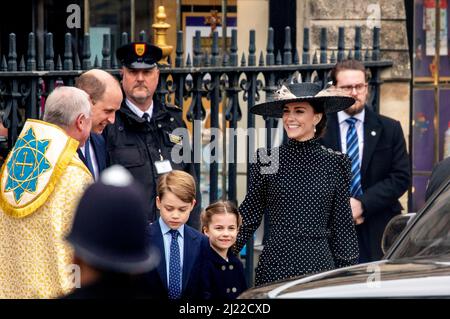 Prinz William, Herzog von Cambridge und Prinzessin Catherine, Herzogin von Cambridge und Prinz George von Cambridge und Prinzessin Charlotte von Cambridge verlassen am 29. März 2022 die Westminster Abbey in Londen, nachdem sie am Erntedankfest-Gottesdienst für das Leben ihrer Königlichen Hoheit, Prinz Philip, Herzog von Edinburgh, teilgenommen hatten Foto: Albert Nieboer/Niederlande OUT/Point de Vue OUT Stockfoto