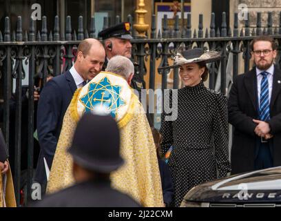 Prinz William, Herzog von Cambridge und Prinzessin Catherine, Herzogin von Cambridge verlassen am 29. März 2022 die Westminster Abbey in Londen, nachdem sie für das Leben ihrer Königlichen Hoheit am Erntedankfest teilgenommen hatten Prinz Philip, Herzog von Edinburgh Foto: Albert Nieboer/Netherlands OUT/Point de Vue OUT Stockfoto