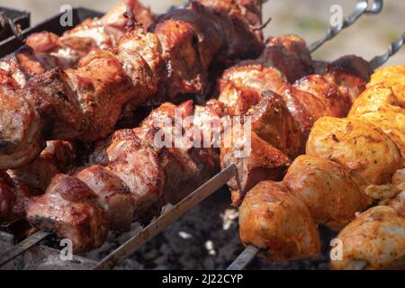 Marinierte schaschlik Vorbereitung auf einem Grill über Kohle. Schaschlik oder Shish Kebab populär in Osteuropa. (Shashlyk aufgespießt Fleisch) war Ursprung Stockfoto