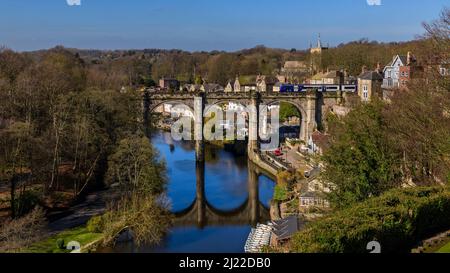 Malerisches Knaresborough & River Nidd (Bahnlok für Personenverkehr, Viadukt über die Schlucht, Flussweg, Gebäude am Hang) - Yorkshire, England, Großbritannien. Stockfoto