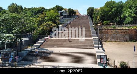 ODESSA, UKRAINE - 16. JUNI 2019: Dies ist die Potemkin-Treppe, die zum Meer führt und eine der Hauptattraktionen der Stadt ist. Stockfoto