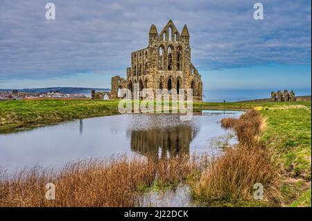 Die Ruinen der St. Hilda's Church in Whitby, Yorkshire, besser bekannt als Whitby Abbey, wurden als Kulisse für den Bram Stokers Roman Dracula verwendet Stockfoto