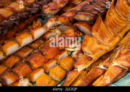 Eine Vielzahl von geräuchertem Fisch. Wunderschöne Fischvitrine. Köstliche Meeresfrüchte Stockfoto