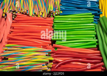 Süße Bonbons Seil String förmigen Süßigkeiten Dessert Lebensmittel erzeugen eine schöne bunte und interessante Muster. Stockfoto