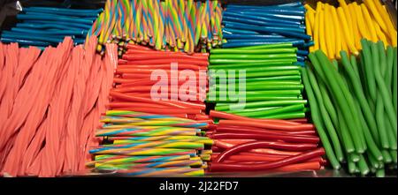 Süße Bonbons Seil String förmigen Süßigkeiten Dessert Lebensmittel erzeugen eine schöne bunte und interessante Muster. Stockfoto