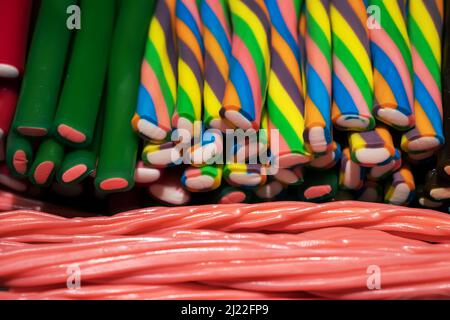 Süße Bonbons Seil String förmigen Süßigkeiten Dessert Lebensmittel erzeugen eine schöne bunte und interessante Muster. Stockfoto