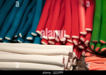 Süße Bonbons Seil String förmigen Süßigkeiten Dessert Lebensmittel erzeugen eine schöne bunte und interessante Muster. Stockfoto