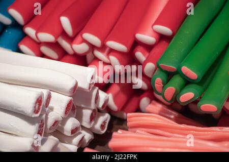 Süße Bonbons Seil String förmigen Süßigkeiten Dessert Lebensmittel erzeugen eine schöne bunte und interessante Muster. Stockfoto