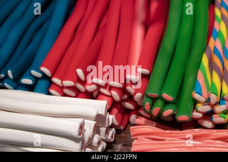 Süße Bonbons Seil String förmigen Süßigkeiten Dessert Lebensmittel erzeugen eine schöne bunte und interessante Muster. Stockfoto