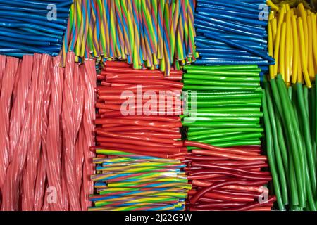 Süße Bonbons Seil String förmigen Süßigkeiten Dessert Lebensmittel erzeugen eine schöne bunte und interessante Muster. Stockfoto