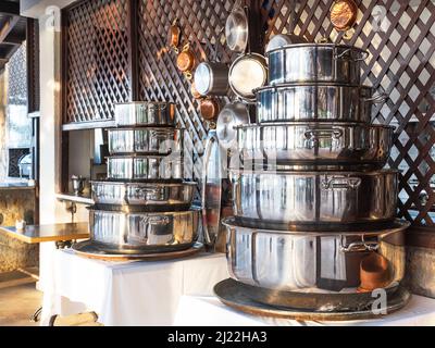 Set aus Edelstahl-Töpfen mit Deckel, in einem Sommerrestaurant Stockfoto