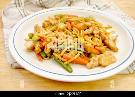 Teriyaki Hühnchengemüse mit dünnen Nudeln frittern Stockfoto