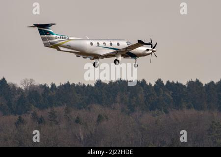 Zürich, Schweiz, 24. Februar 2022 Pilatus PC-12 Propellerflugzeug auf der Landebahn 14 im Endanflug Stockfoto