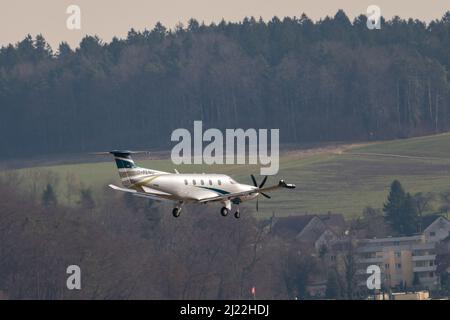 Zürich, Schweiz, 24. Februar 2022 Pilatus PC-12 Propellerflugzeug auf der Landebahn 14 im Endanflug Stockfoto