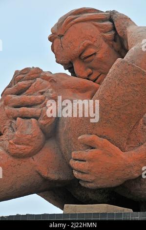 Die Statue 'El Beso' (der Kuss) von Victor Delfín im Liebespark, Miraflores, Lima, Peru Stockfoto