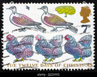 GROSSBRITANNIEN - UM 1977: Eine in Großbritannien gedruckte Briefmarke zeigt zwei Turtle Doves und drei französische Hühner, die zwölf Weihnachtstage, um 197 Stockfoto