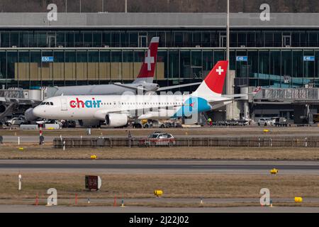 Zürich, Schweiz, 24. Februar 2022 Chair Airlines Airbus A320-214 rollt auf seine Position Stockfoto